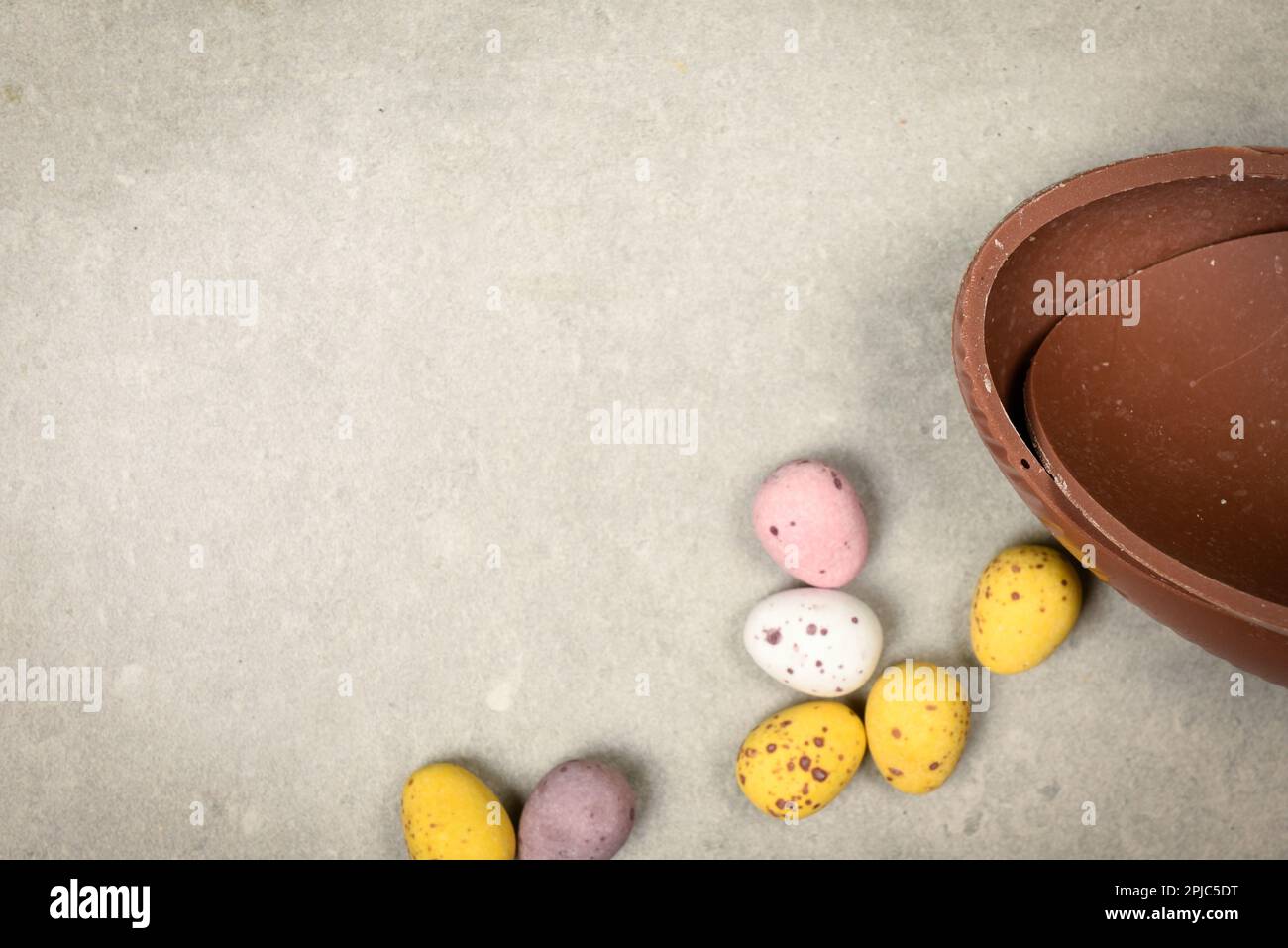 Œufs de Pâques au chocolat sur fond plat avec espace pour le message de pâques Banque D'Images