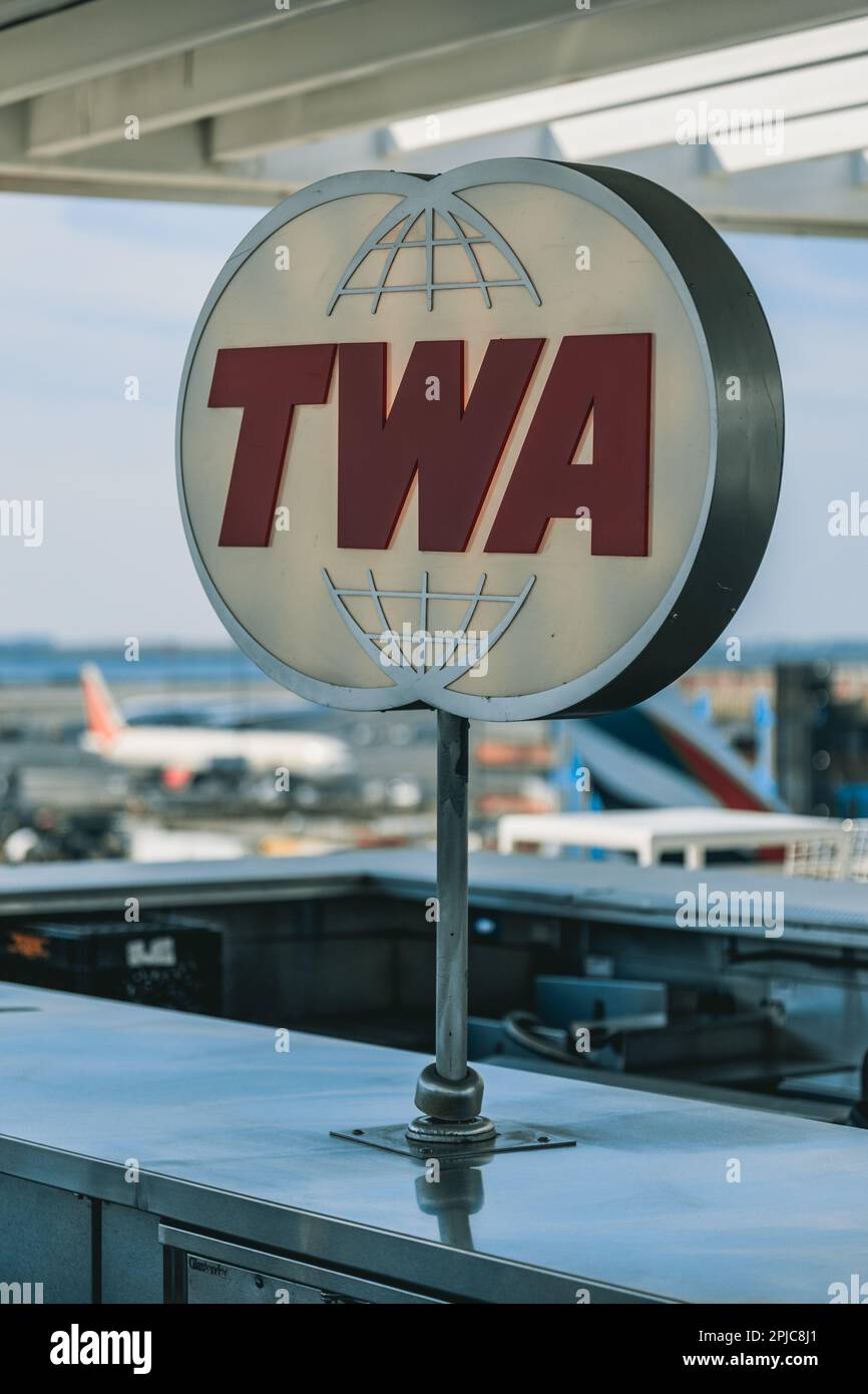 Un panneau de Trans World Airlines est affiché en évidence dans un terminal d'aéroport, fournissant des informations de direction aux voyageurs Banque D'Images