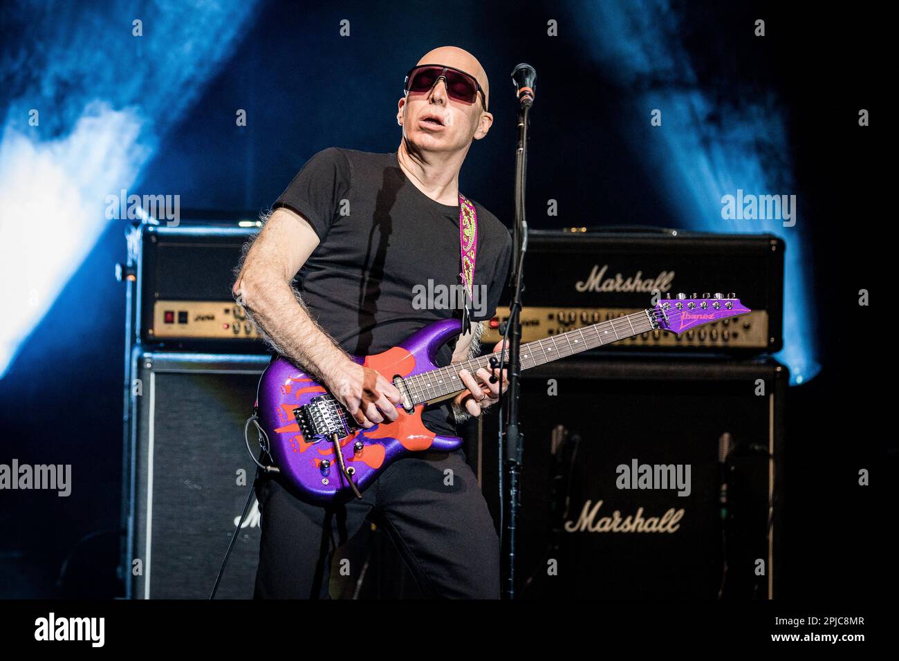 Le guitariste Joe Satriani joue en direct le 1 avril 2023 en ouvrant sa tournée européenne à Oslo Banque D'Images