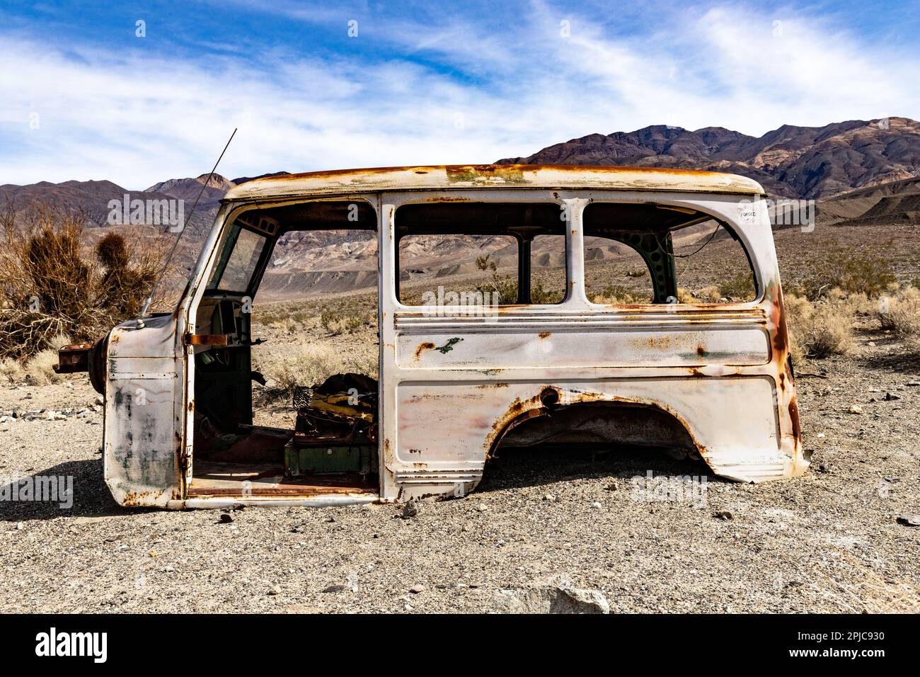 Ballarat CA USA 16 février 2023 Une carrosserie de voiture garée dans le désert en arrière-plan les montagnes Panamint Banque D'Images