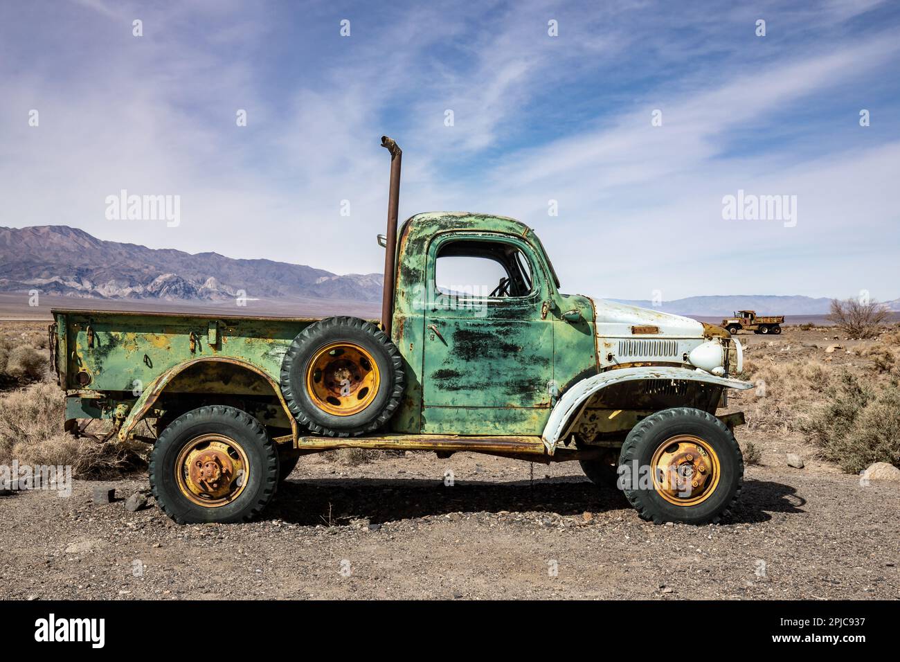 Ballarat CA USA 16 février 2023 Un camion de jeep vert rouillé dans le désert en arrière-plan est un camion de vidage Banque D'Images