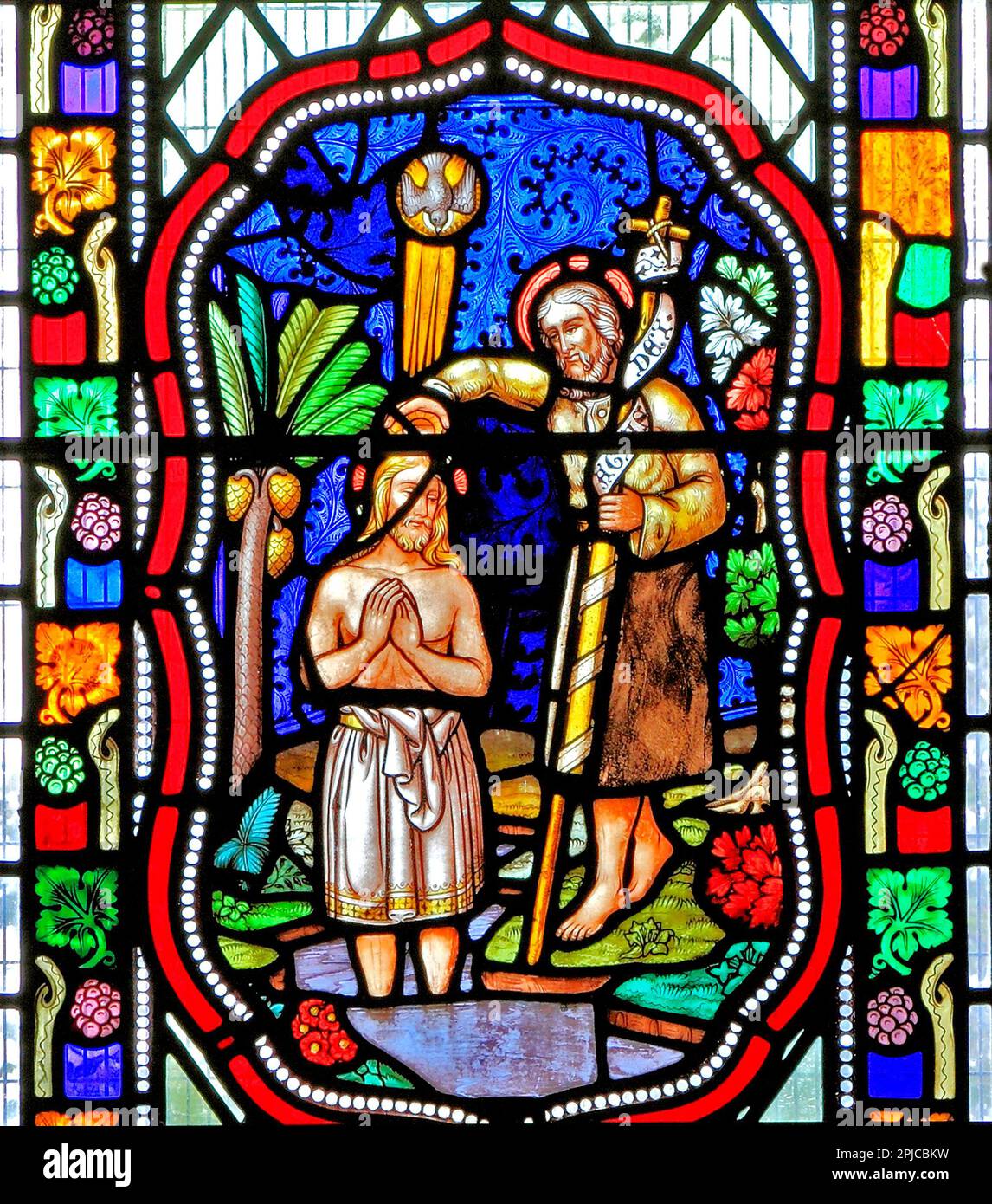 Baptême de Jésus, par Jean-Baptiste, dans le Jourdain, descente de colombes, vitrail, 1860, Fakenham, Norfolk, Angleterre, Royaume-Uni Banque D'Images