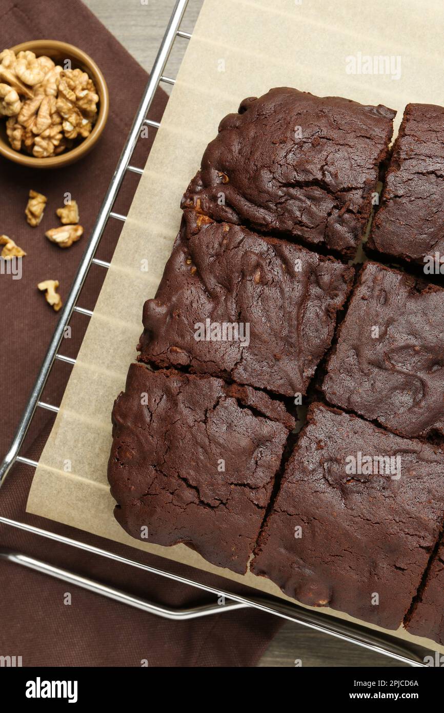 Délicieux brownies et noix fraîchement cuits sur une table en bois, plat Banque D'Images