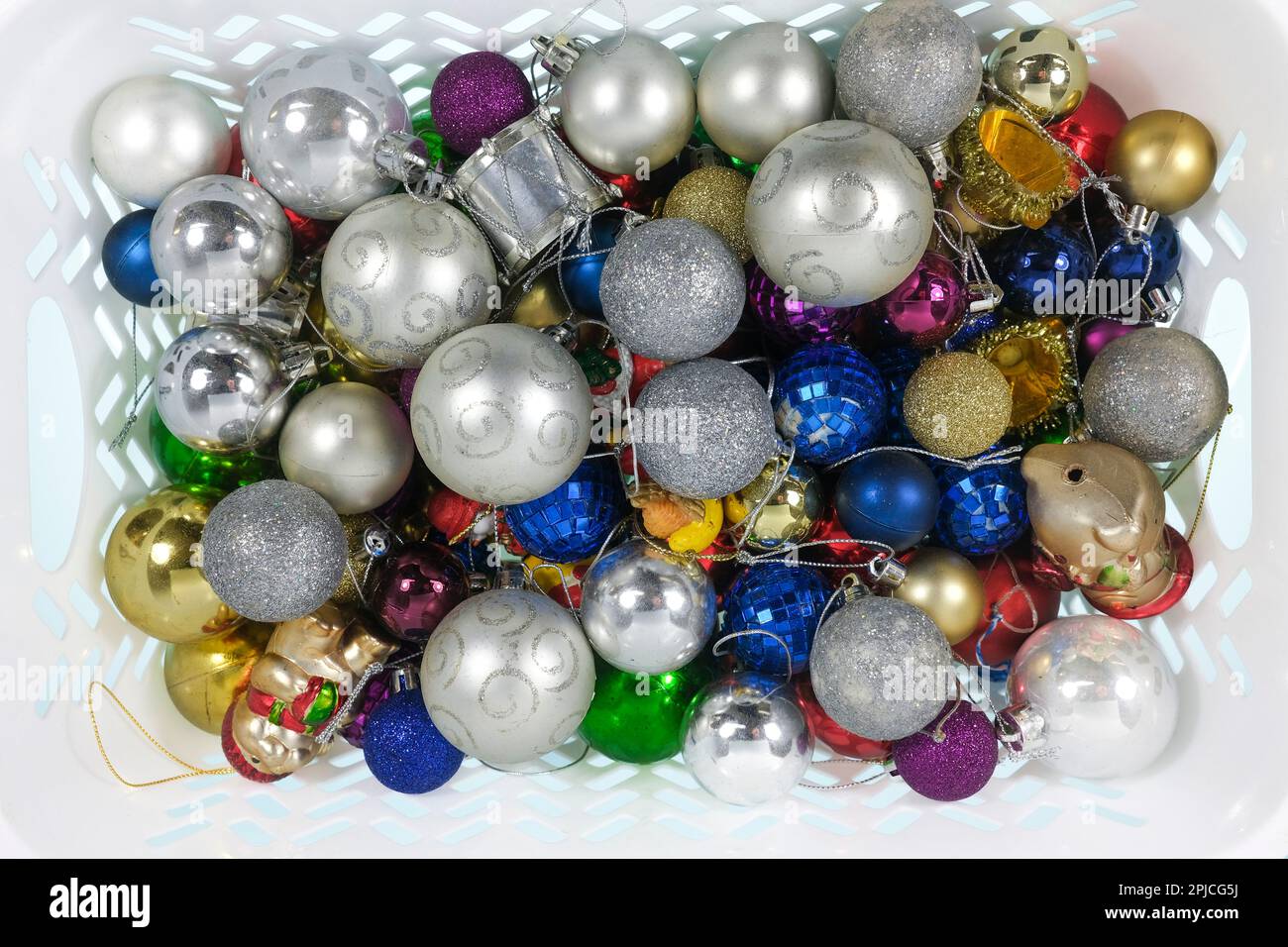Boules de Noël dans un panier de Noël Banque D'Images