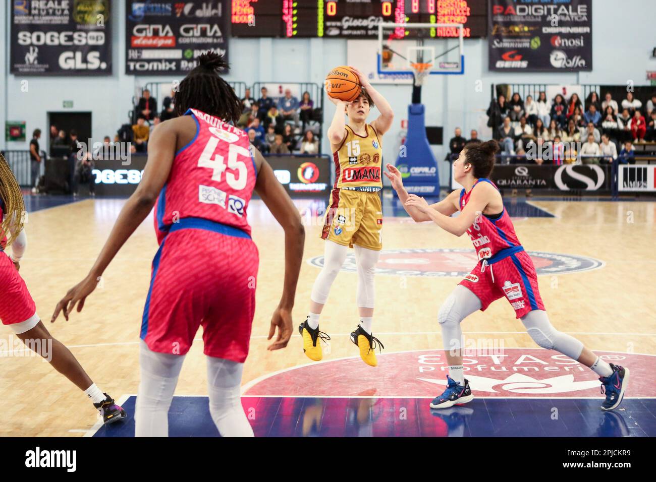 Campobasso, Italie. 01st avril 2023. Molisana Arena, Campobasso, Italie, 01 avril 2023, Yasuma Shiori de Venise et Vérone Costanza de Schio en action pendant la finale - Famila Weber Schio vs Umana Reyer Venezia - Basketball coupe italienne des femmes crédit: Live Media Publishing Group/Alay Live News Banque D'Images