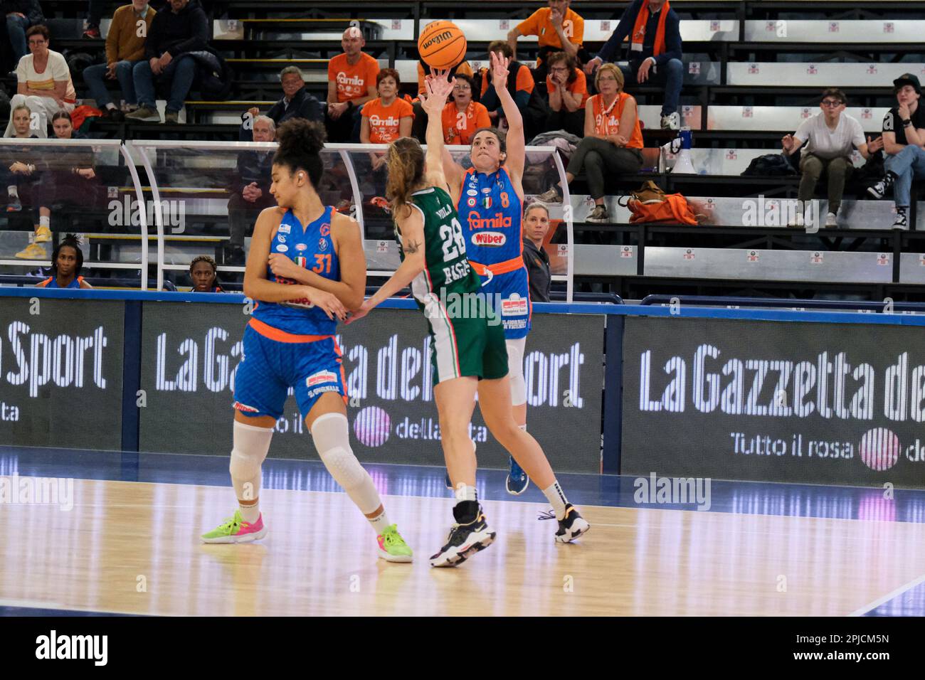 Campobasso, Italie. 30th mars 2023. Keys Jasmine de Famila Wuber Schio Team (L), Vitola Kristine de Passalacqua Ragusa Team (C) et Verona Costanza (R) en action pendant le quart de la finale des femmes huit de la coupe italienne 2023. L'équipe de Famila Wuber Schio a battu l'équipe de Passalaqua Ragusa avec un score de 87 - 80 à la Molisana Arena. (Photo par Elena Vizoca/SOPA Images/Sipa USA) crédit: SIPA USA/Alay Live News Banque D'Images
