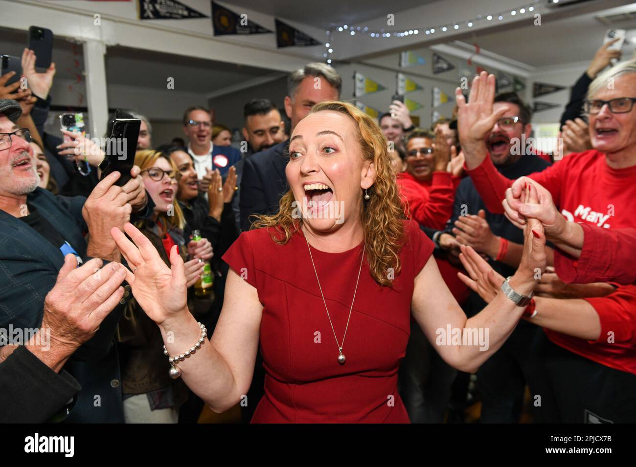 Mary Doyle remercie les partisans alors qu'elle entre dans la salle après avoir gagné le siège d'Aston pour ALP avec 54% des voix à Melbourne. Mary Doyle, du Labour, a remporté une victoire bouleversée historique sur Roshena Campbell, du Parti libéral, pour s'emparer du siège fédéral d'Aston lors d'une élection partielle dans l'est de Melbourne. C'est la première fois en un siècle qu'un gouvernement en exercice prend place dans l'opposition lors d'une élection partielle. Le résultat signifie une oscillation de 7,1% contre les libéraux et indique une forte approbation du plan du gouvernement albanais. Mary Doyle a fait campagne pour apporter les préoccupations d'ORD Banque D'Images