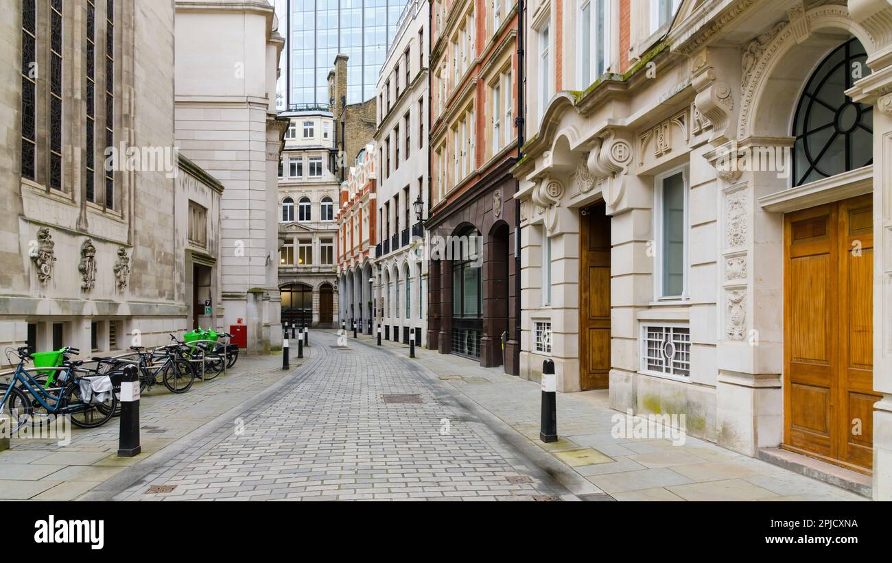 Londres, Royaume-Uni - 16 mars 2023; ville calme de Londres rue Austin Friars avec des bollards et des portes Banque D'Images