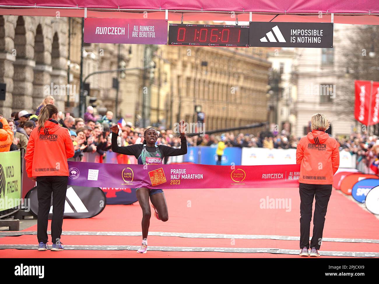 Prague, République tchèque. 1st avril 2023. Première finisseur Irine Jepchumba Kimais du Kenya (C) franchit la ligne d'arrivée lors de la course féminine du semi-marathon de Prague 2023 à Prague, en République tchèque, sur 1 avril 2023. Le semi-marathon de Prague 2023 a eu lieu samedi. Crédit: Dana Kesnerov¨′/Xinhua/Alamy Live News Banque D'Images
