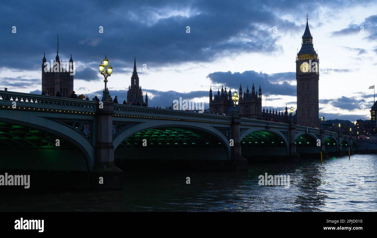 Londres, Royaume-Uni - 27 février 2023 ; nuit tombant au-dessus de la Tour Elizabeth et du pont de Westminster après le coucher du soleil dans le centre de Londres Banque D'Images