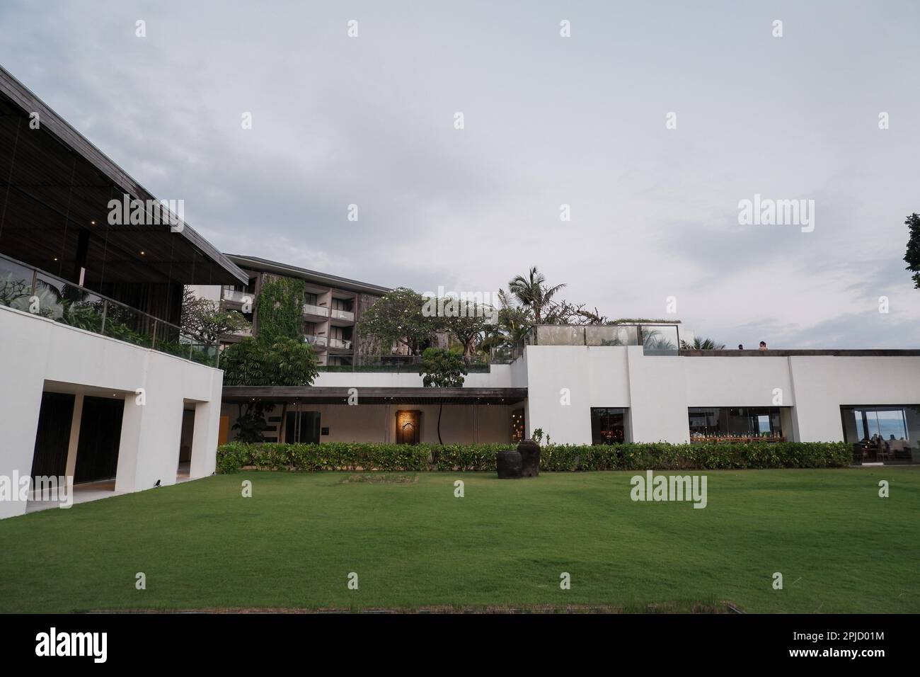Hôtel cinq étoiles moderne et minimaliste. Architecture à Seminyak Beach, Bali, Indonésie Banque D'Images