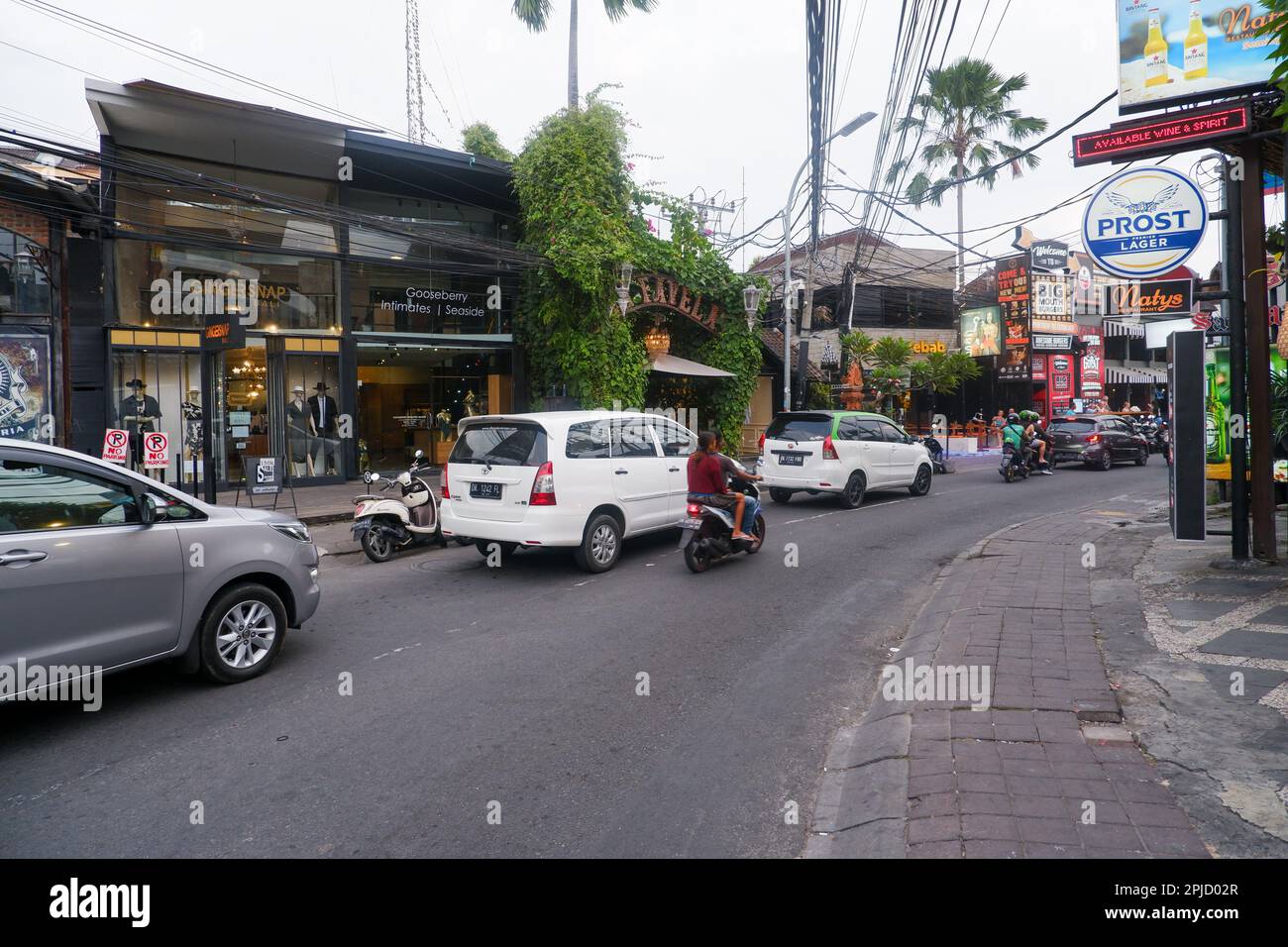 Rue animée à Seminyak Bali, en face de la Vafela Night Club, une destination populaire pour les jeunes touristes internationaux Banque D'Images