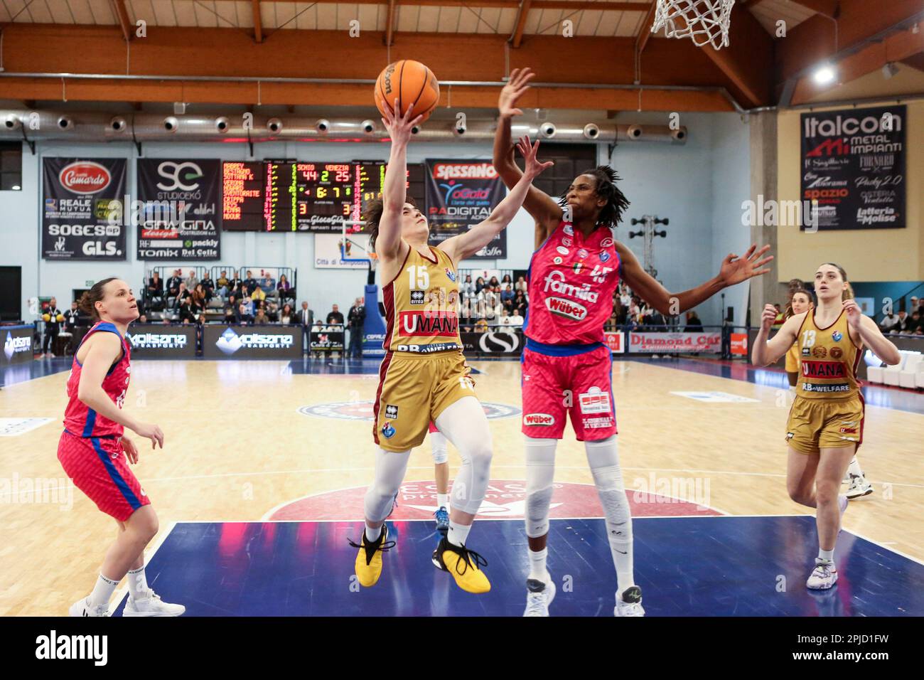 Campobasso, Italie. 01st avril 2023. Molisana Arena, Campobasso, Italie, 01 avril 2023, Yasuma Shiori de Venise et Ndour Gueye Astou Barro de Schio en action pendant la finale - Famila Weber Schio vs Umana Reyer Venezia - Basketball coupe des femmes italiennes crédit: Live Media Publishing Group/Alay Live News Banque D'Images