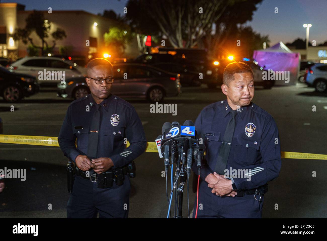 Los Angeles Police Valley Bureau Deputy Chief Alan Hamilton, right, and Topanga Community Police Station Capt. Francis Boateng brief the media after a fatal shooting in a shopping mall parking lot, in Los Angeles, Saturday, April 1, 2023. (AP Photo/Damian Dovarganes) Banque D'Images