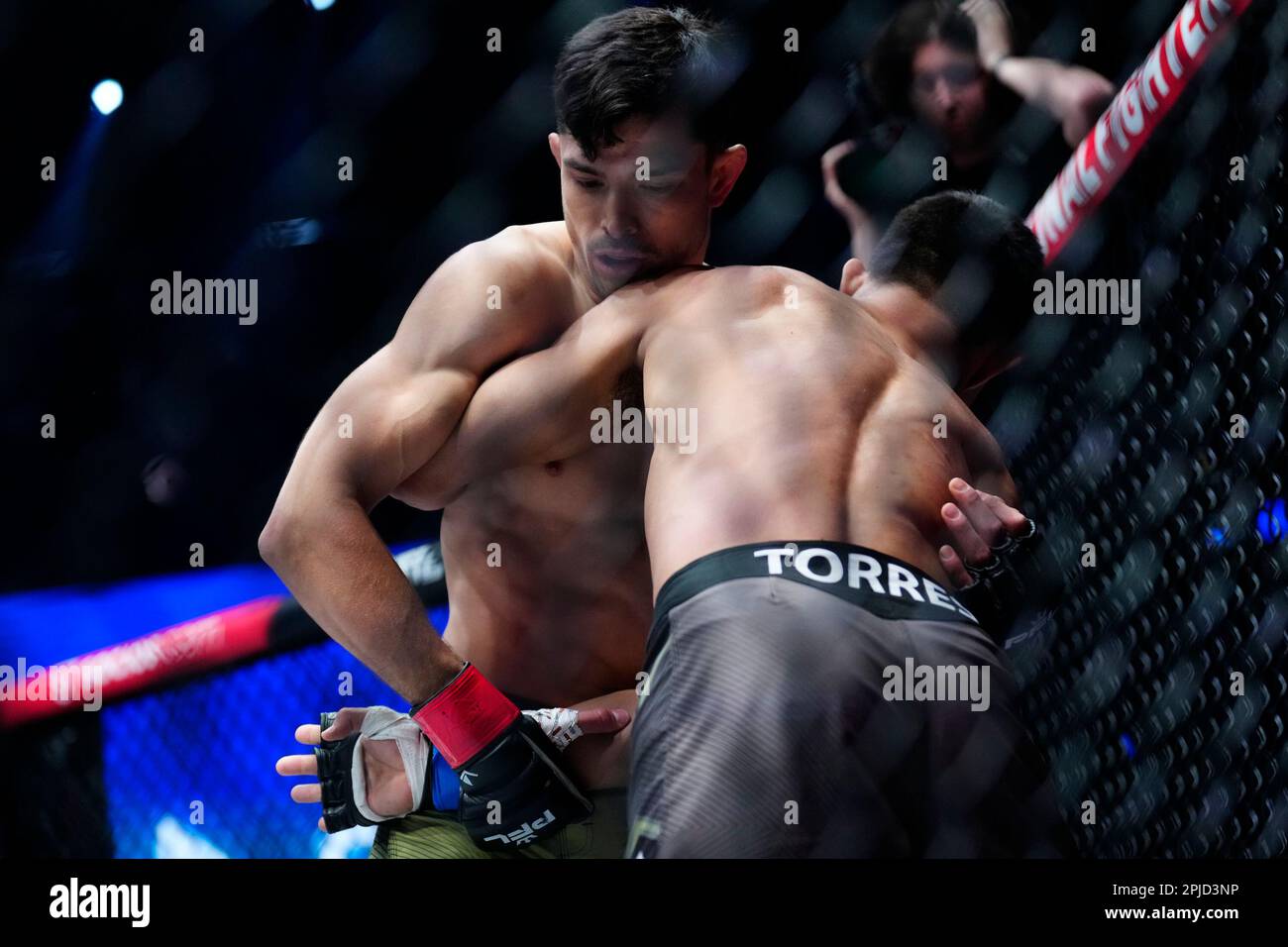 1 avril 2023, Las Vegas, Nevada, LAS VEGAS, NEVADA, Etats-Unis: LAS VEGAS, NEVADA -1 avril: (R-L) Alejandro Flores et Daniel Torres se battent dans un bout de poids plume pendant la PFL 1 au Virgin Hotel & Casino sur 1 avril 2023 à Las Vegas, NV (Credit image: © Louis Grasse/PX Imagens via ZUMA Press Wire) USAGE ÉDITORIAL SEULEMENT! Non destiné À un usage commercial ! Banque D'Images