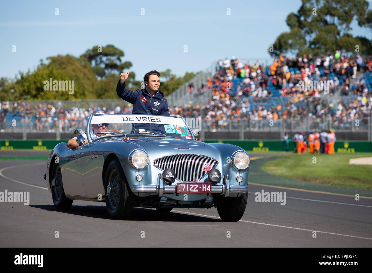 Melbourne, Australie, 2 avril 2023. Nyck de Vries (21) en voiture pour la Scuderia AlphaTauri lors de la parade des pilotes au Grand Prix de Formule 1 australien sur 02 avril 2023, au circuit du Grand Prix de Melbourne à Albert Park, en Australie. Crédit : Dave Helison/Speed Media/Alamy Live News Banque D'Images