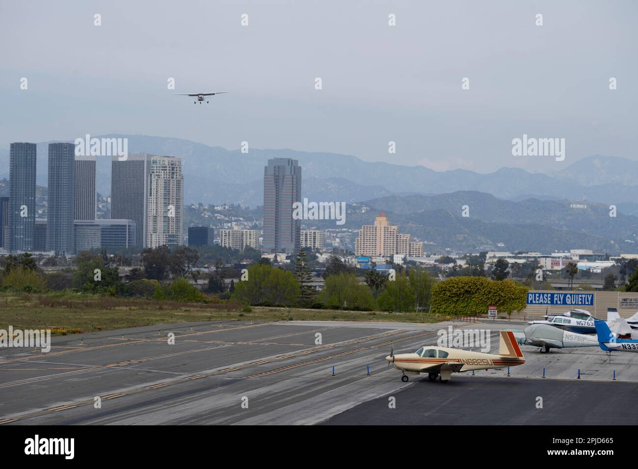 Santa Monica, Californie, États-Unis. 31st mars 2023. Avion à moteur unique sur le tarmac avec un drapeau de procédure de réduction de bruit de vol tranquillement à la distance.l'aéroport de Santa Monica (ICAO: KSMO) est un aéroport d'aviation générale desservant les FBO, les écoles de vol et les amateurs. Son emplacement près des zones résidentielles et sa courte piste d'atterrissage ont suscité la controverse et ont mené à des efforts pour fermer l'aéroport. La FAA a annoncé que l'aéroport fermera ses portes en 2028 pour être transformé en parc public. L'aéroport a une histoire riche, ayant été utilisé à des fins d'aviation depuis 1917 où il a été le domicile de la Douglala Banque D'Images