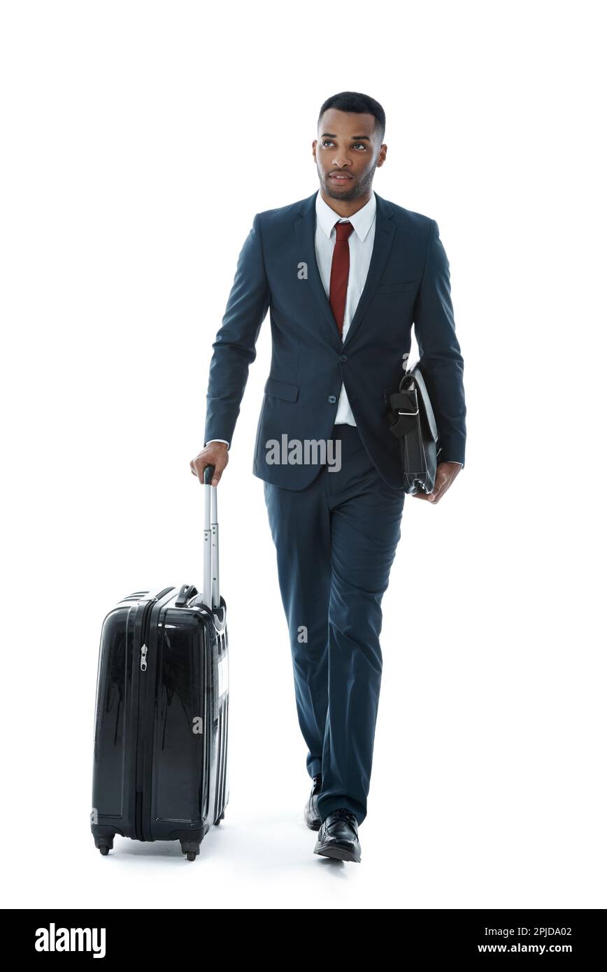 J'espère que j'ai tout compris... Un beau jeune homme d'affaires afro-américain qui marche le long de sa valise tout en étant isolé sur du blanc. Banque D'Images