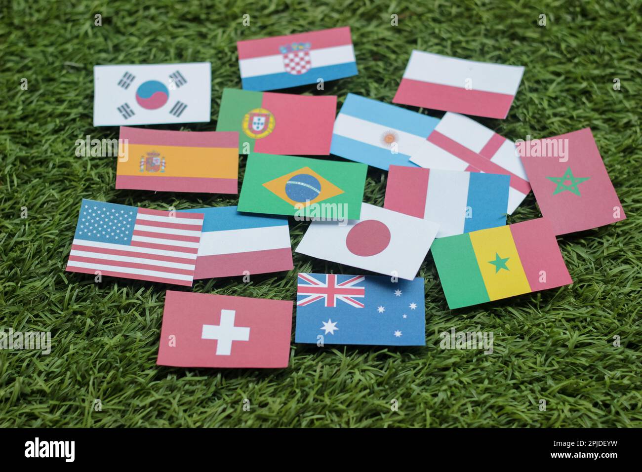 Ballon de football en cuir avec drapeaux des équipes internationales des pays participants au tournoi de championnat isolé sur fond blanc. Football Banque D'Images