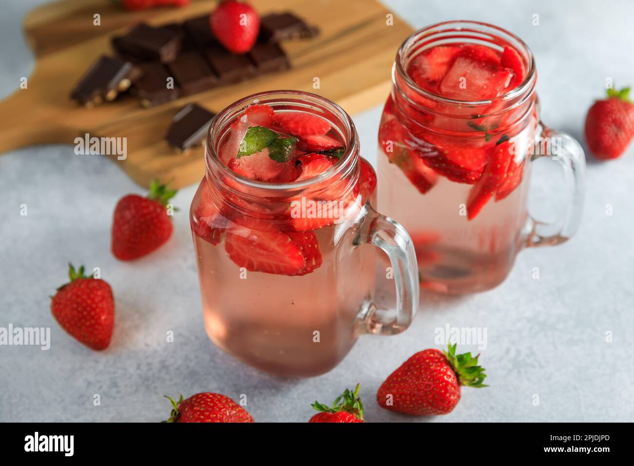 Boisson à la fraise avec baies et bois avec chocolat. Concept de boisson diététique Banque D'Images