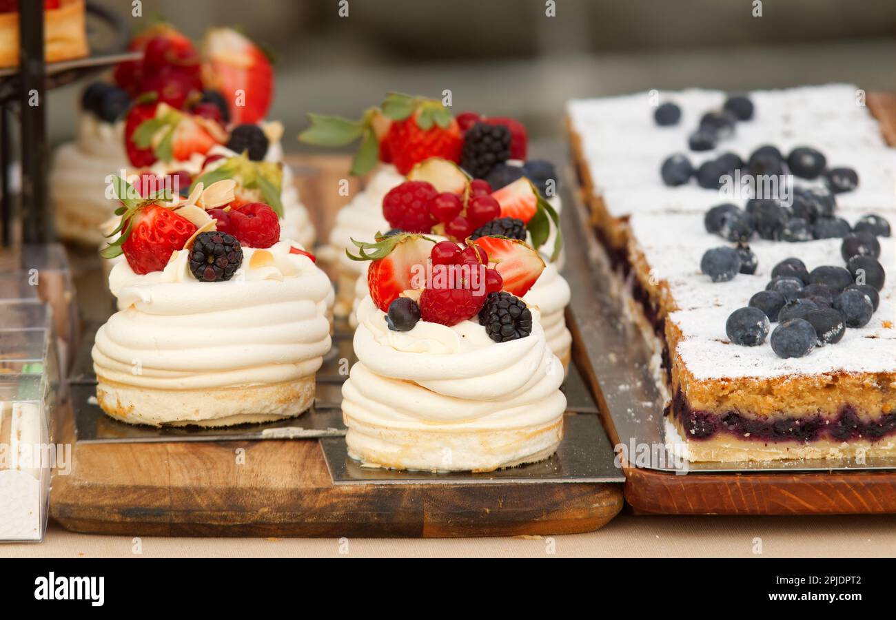Desserts Pavlova agrémentés de baies d'été, fruits, framboises, fraises, bleuets et cassis. Dessert au stand de Prague Farmers St Banque D'Images