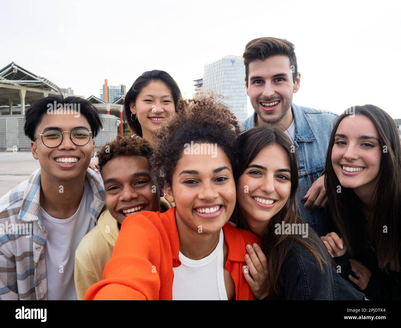 Perspective selfie d'un groupe de jeunes étudiants divers amis ayant du plaisir Banque D'Images