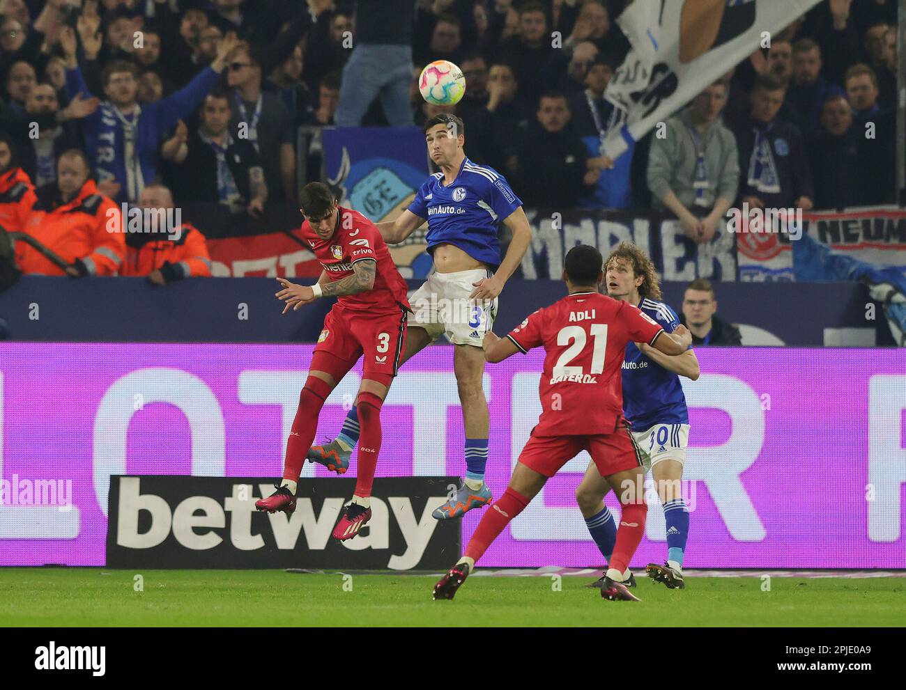 Gelsenkirchen, Allemagne. 01st avril 2023. Firo : 01.04.2023, football, 1st ligue, 1st Bundesliga, Saison 2022/2023, FC Schalke 04 - Bayer 04 Leverkusen 0: 2 Leo GREIML, Schalke contre HINCAPIE/dpa/Alamy Live News Banque D'Images