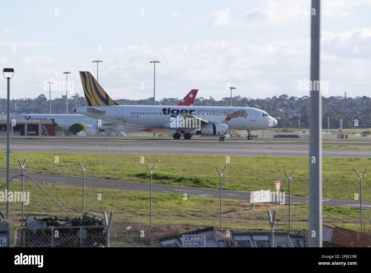 Le vol inaugural de Tiger Airways, le budget filiale de Singapore Airlines, dans l'aéroport de Sydney. L'arrivée et aire de conférence de presse a été également assisté par des joueurs de l'équipe de rugby de Wests Tigers LNR. Sydney, Australie. 02.07.09. Banque D'Images