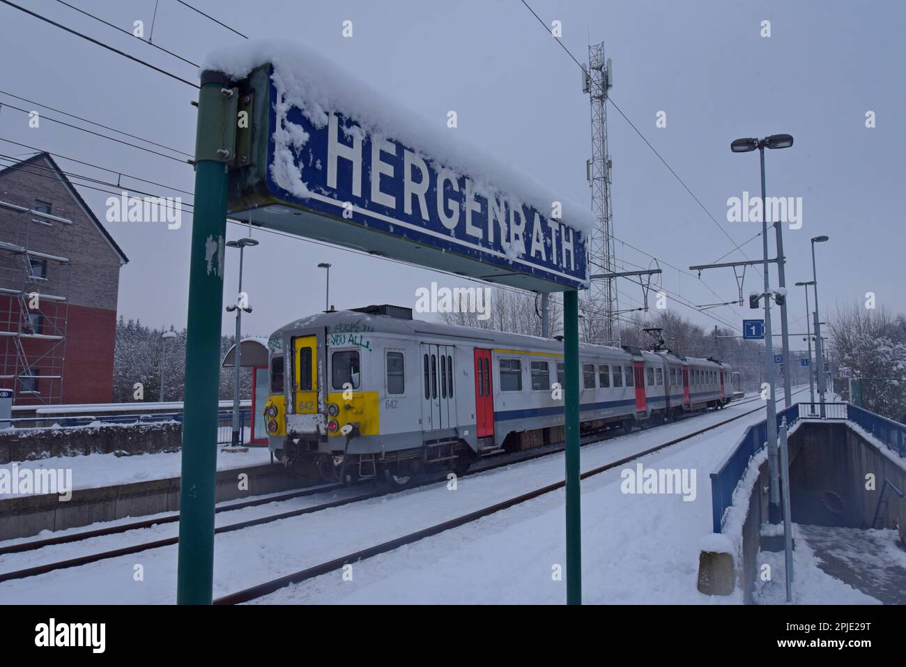 Chemins de fer belges train électrique classique EMU dans la neige à la gare de Hergenrath, Belgique, janvier 2022 Banque D'Images