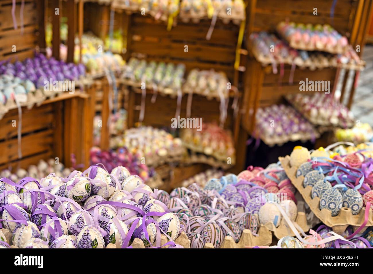 Œufs de Pâques colorés et peints dans un marché de Pâques Hof à Vienne Banque D'Images