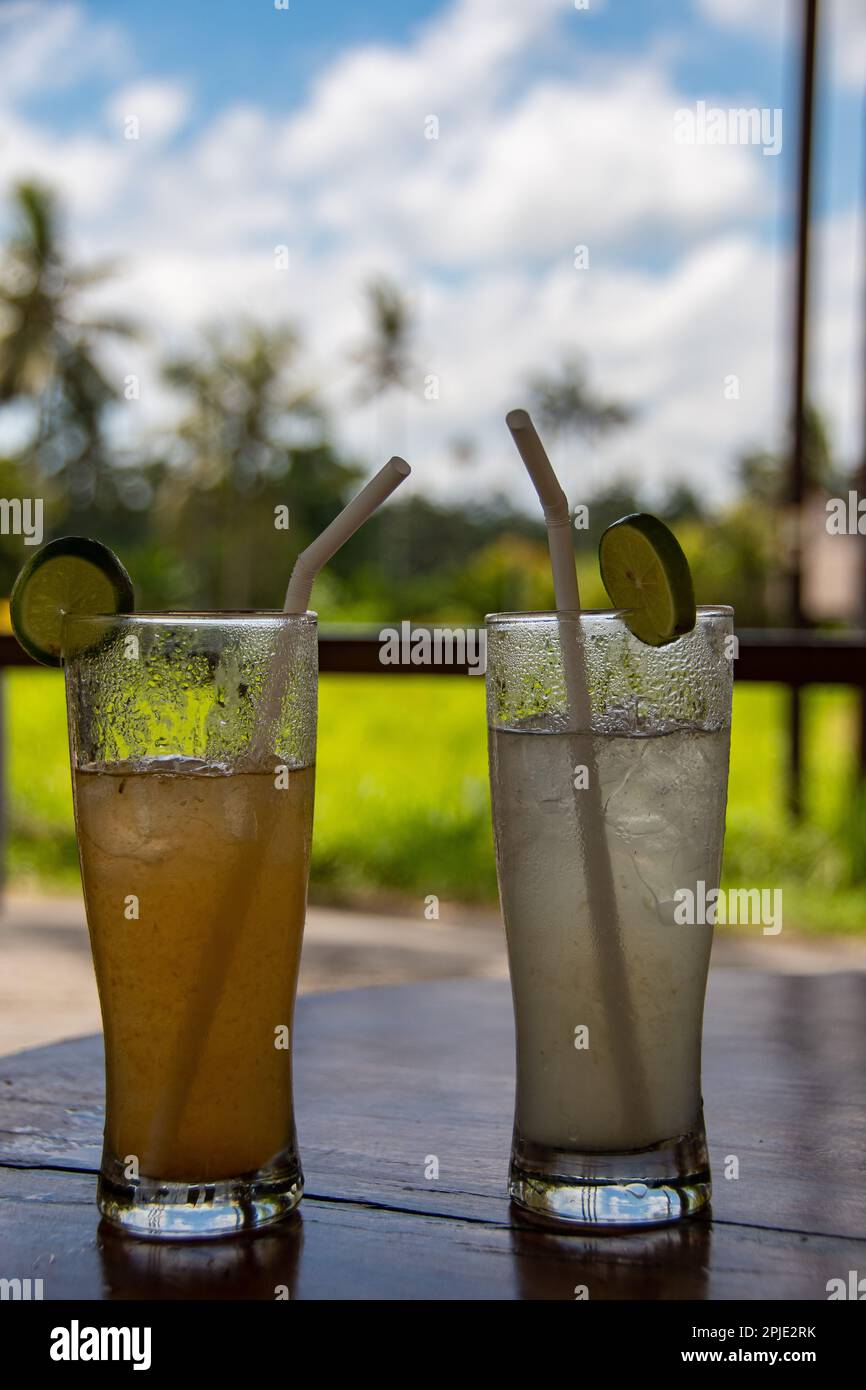Deux verres avec une limonade maison froide Banque D'Images