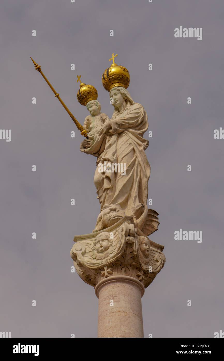 Statue de Vierge Marie et l'Enfant Jésus avec des couronnes en or l'horizontale Banque D'Images