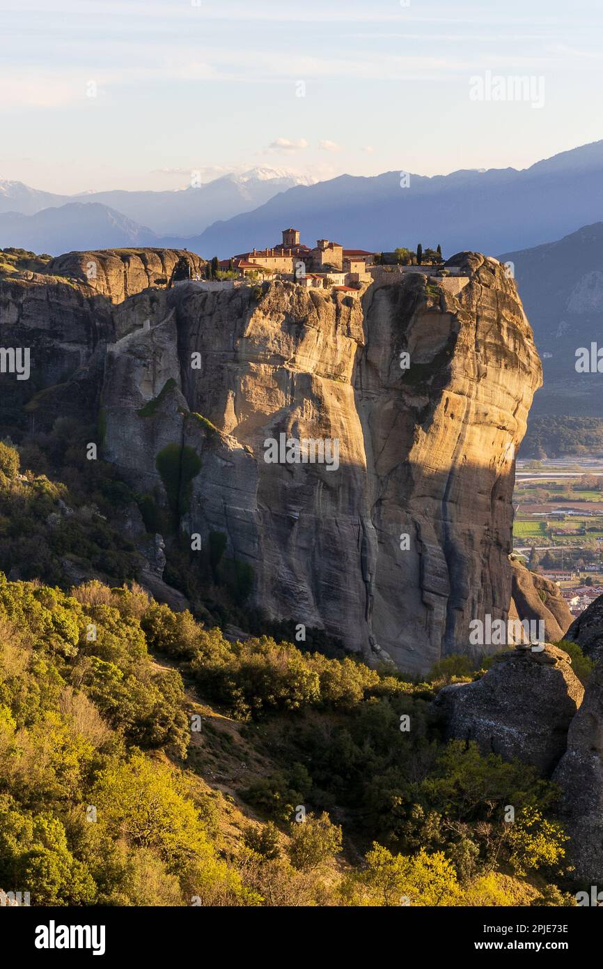 Meteora est un superbe site classé au patrimoine mondial de l'UNESCO, situé dans le centre de la Grèce. Cette destination unique est célèbre pour ses formations rocheuses qui s'élève en hauteur Banque D'Images