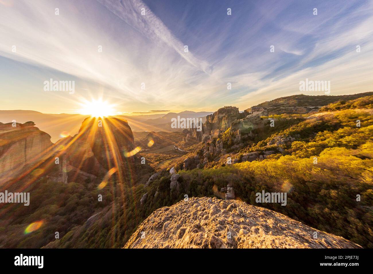 Meteora est un superbe site classé au patrimoine mondial de l'UNESCO, situé dans le centre de la Grèce. Cette destination unique est célèbre pour ses formations rocheuses qui s'élève en hauteur Banque D'Images