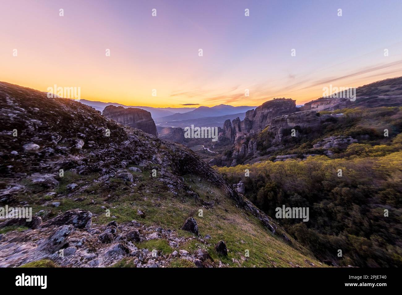 Meteora est un superbe site classé au patrimoine mondial de l'UNESCO, situé dans le centre de la Grèce. Cette destination unique est célèbre pour ses formations rocheuses qui s'élève en hauteur Banque D'Images