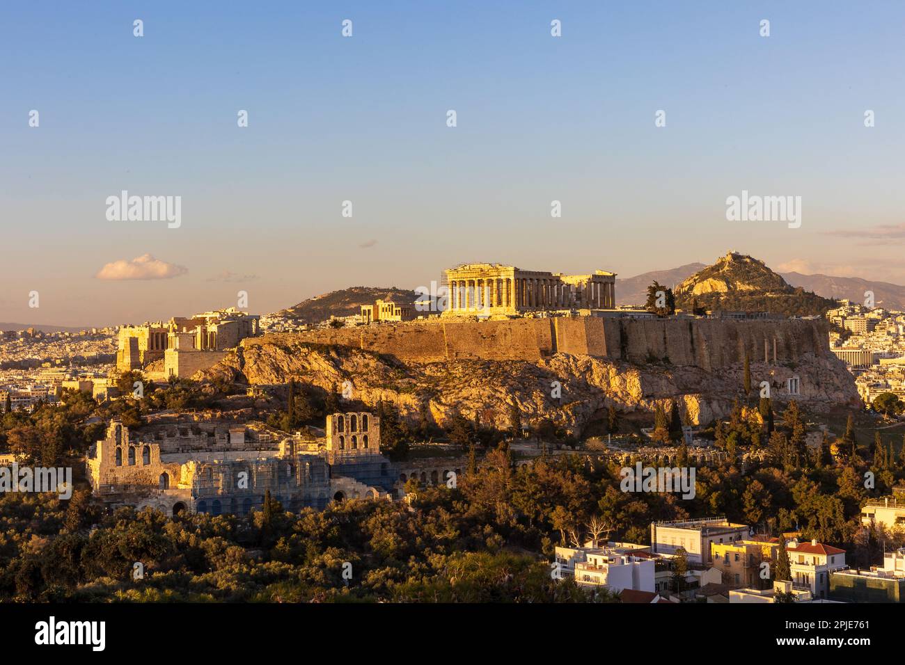 Explorez la beauté antique d'Athènes avec une vue imprenable sur l'Acropole. Ce monument emblématique présente des ruines antiques et une histoire fascinante Banque D'Images