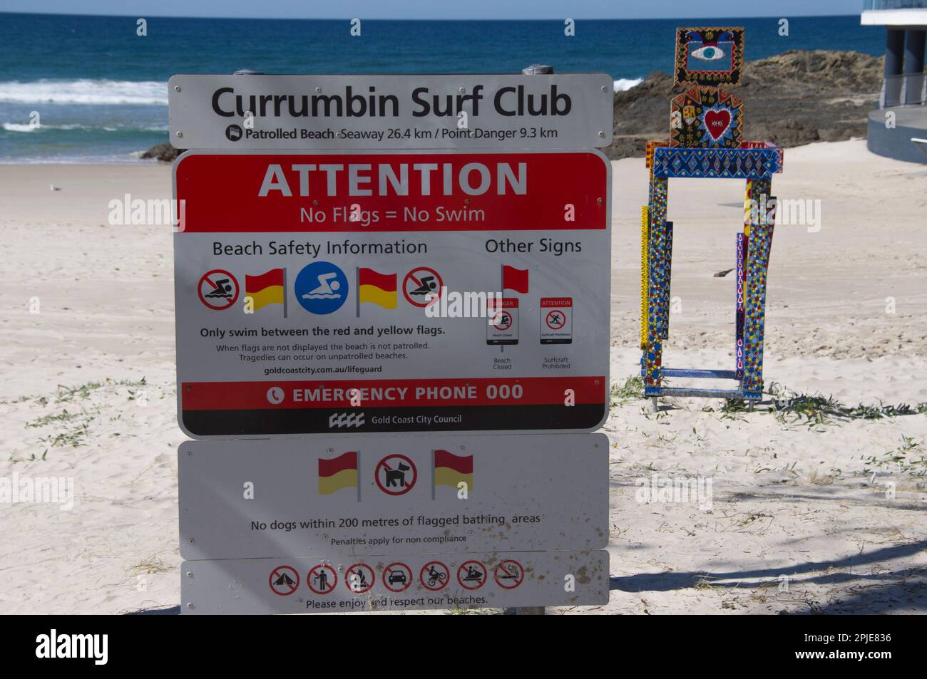 Panneau de sécurité Currumbin Surf Club sur la plage de sable, Gold Coast, Australie. Œuvres d'art, faisant partie du festival de sculpture de Swell 2013. Horizon de l'océan Pacifique. Banque D'Images