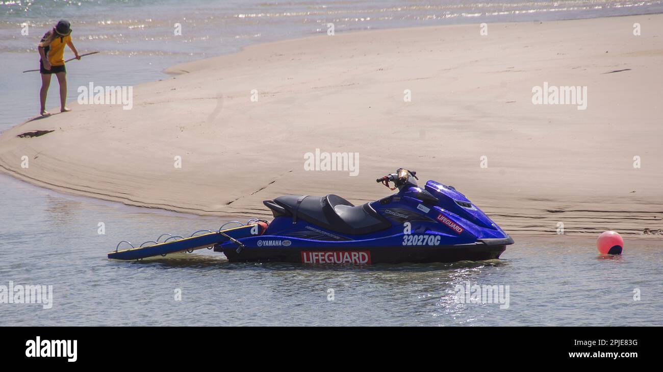 Un maître nageur se promenant près de son Blue Yamaha jetski sur une plage de sable de Currumbin sur la Gold Coast, en Australie. Début printemps 2015. Banque D'Images