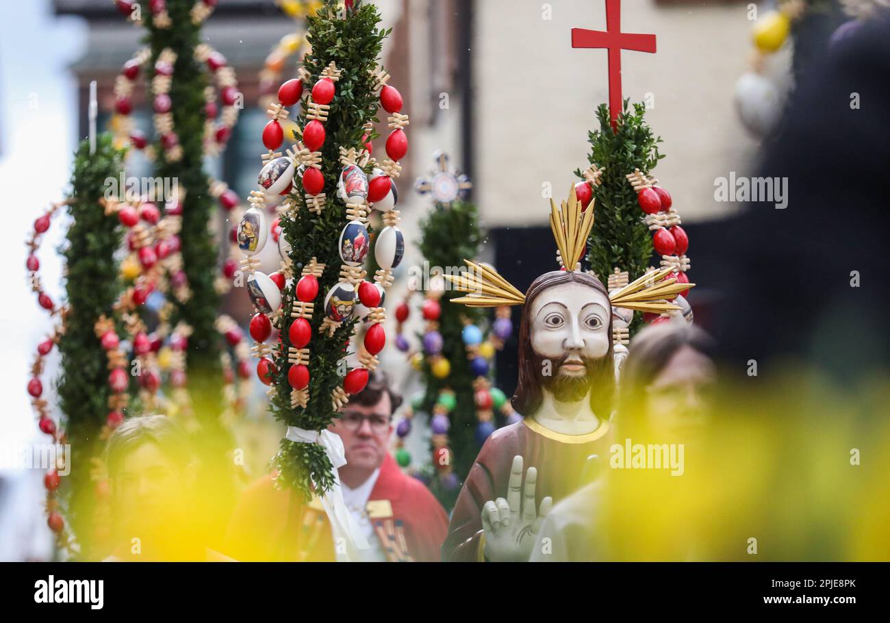 Bad Saulgau, Allemagne. 02nd avril 2023. Les croyants prennent part à la procession du dimanche des palmiers. Pour les chrétiens, ce jour marque le début de la semaine Sainte. Les fidèles commémorent alors l'entrée de Jésus à Jérusalem. Ses disciples auraient acclamé Christ à ce moment-là et auraient jeté des branches de palmier sur son chemin. Credit: Thomas Warnack/dpa/Alay Live News Banque D'Images