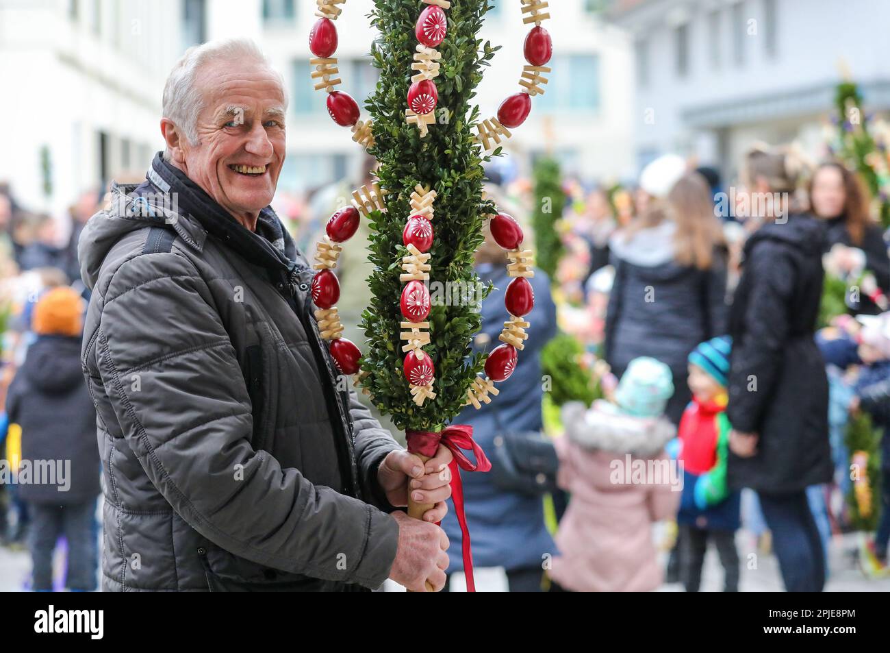 Bad Saulgau, Allemagne. 02nd avril 2023. Albert Härle participe à la procession du dimanche des palmiers avec un palmier. Pour les chrétiens, ce jour marque le début de la semaine Sainte. Les fidèles commémorent alors l'entrée de Jésus à Jérusalem. Ses disciples auraient acclamé Christ à ce moment-là et auraient jeté des branches de palmier sur son chemin. Credit: Thomas Warnack/dpa/Alay Live News Banque D'Images