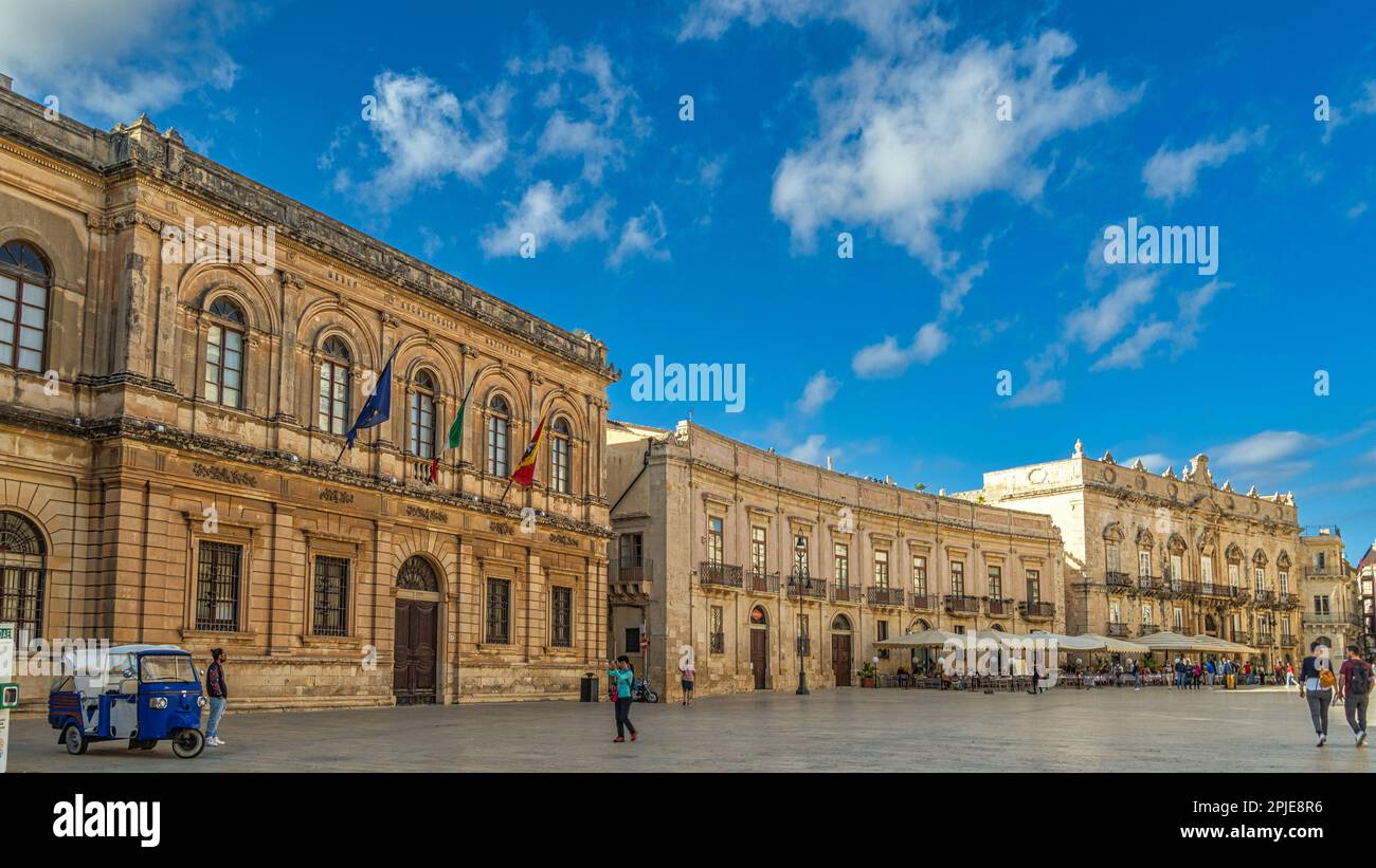 Les façades baroques des palais nobles donnent sur la Piazza del Duomo sur l'île d'Ortigia. Syracuse, Sicile, Italie, Europe Banque D'Images