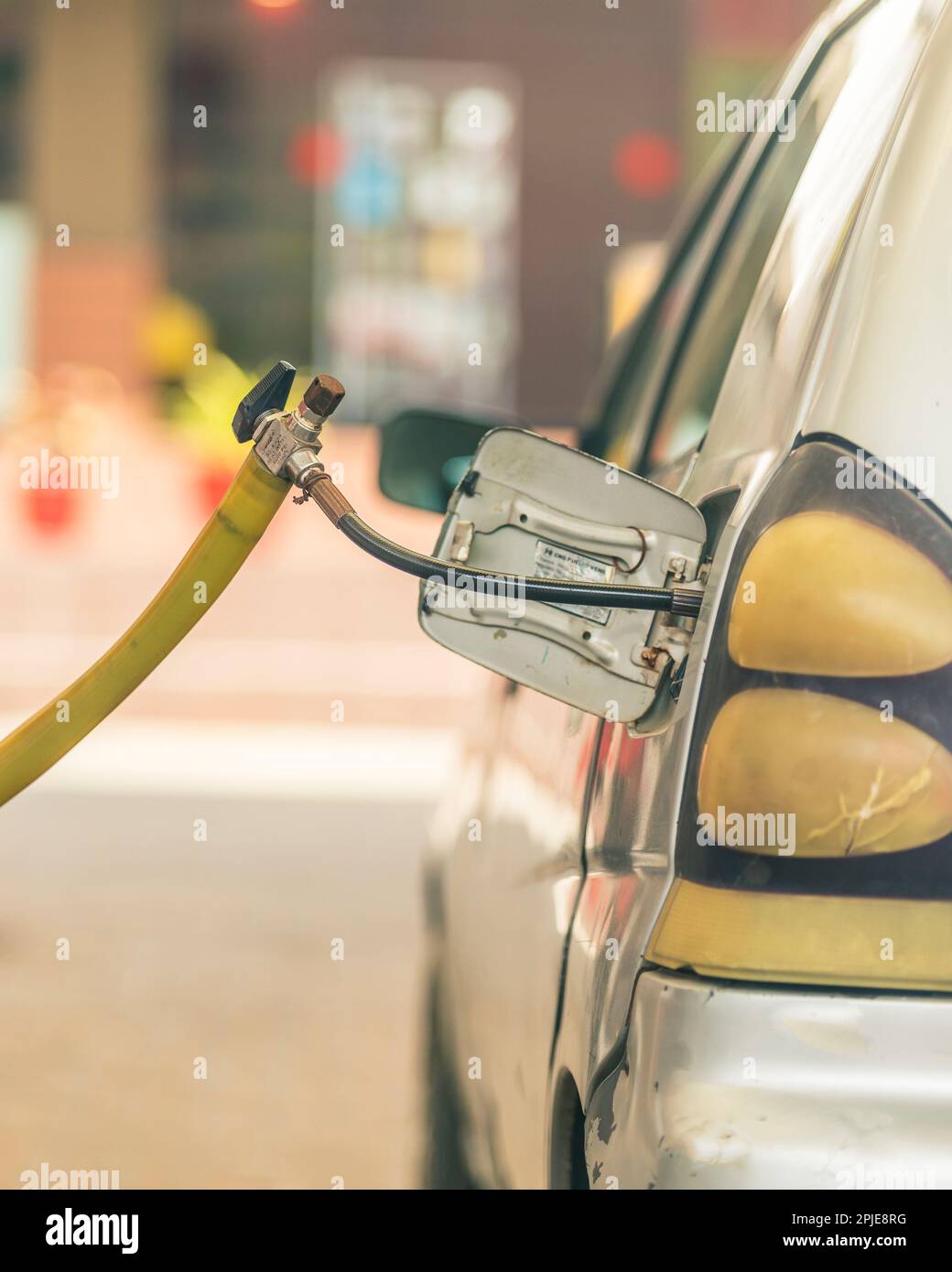 Karachi pakistan 2021, buse de gaz GNC remplissant le gaz dans une voiture, prix du carburant, stations-service au pakistan, faible profondeur de champ Banque D'Images