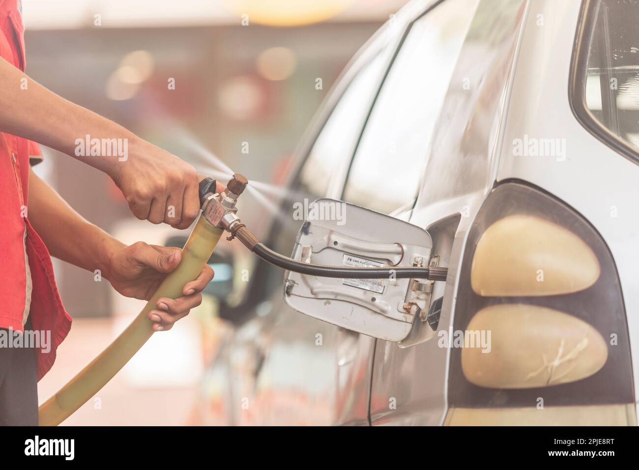 Karachi pakistan 2021, buse de gaz GNC remplissant le gaz dans une voiture, prix du carburant, stations-service au pakistan, faible profondeur de champ Banque D'Images