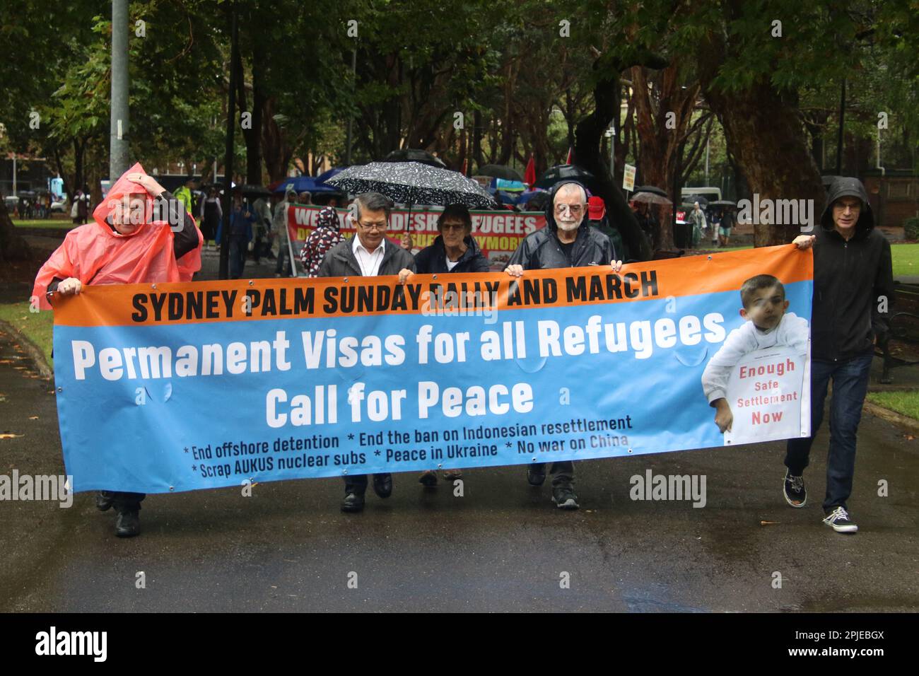 Sydney, Australie. 2nd avril 2023. Les manifestants ont participé au rassemblement annuel de réfugiés du dimanche des palmiers à Belmore Park pour demander un visa permanent pour les réfugiés avant de marcher vers Victoria Park, à Camperdown. Credit: Richard Milnes/Alamy Live News Banque D'Images