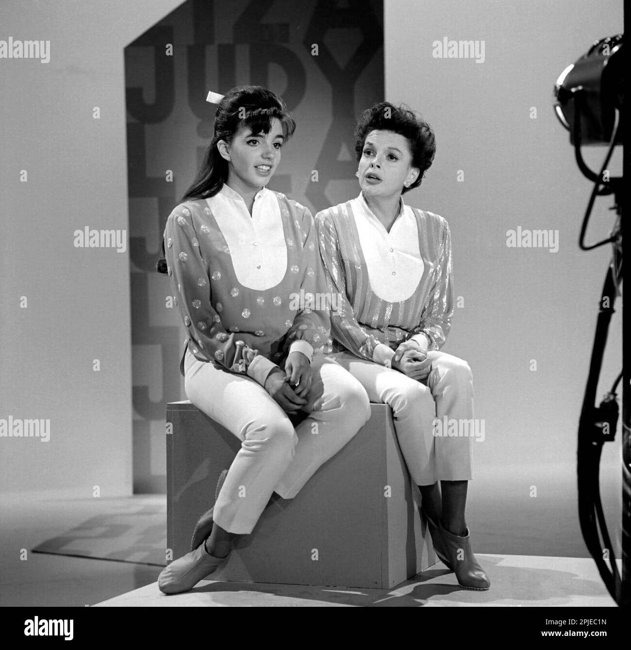LIZA MINNELLI et JUDY GARLAND dans LE SPECTACLE JUDY GARLAND (1963), dirigé par BILL HOBIN. Crédit : chaîne de TÉLÉVISION CBS / Album Banque D'Images