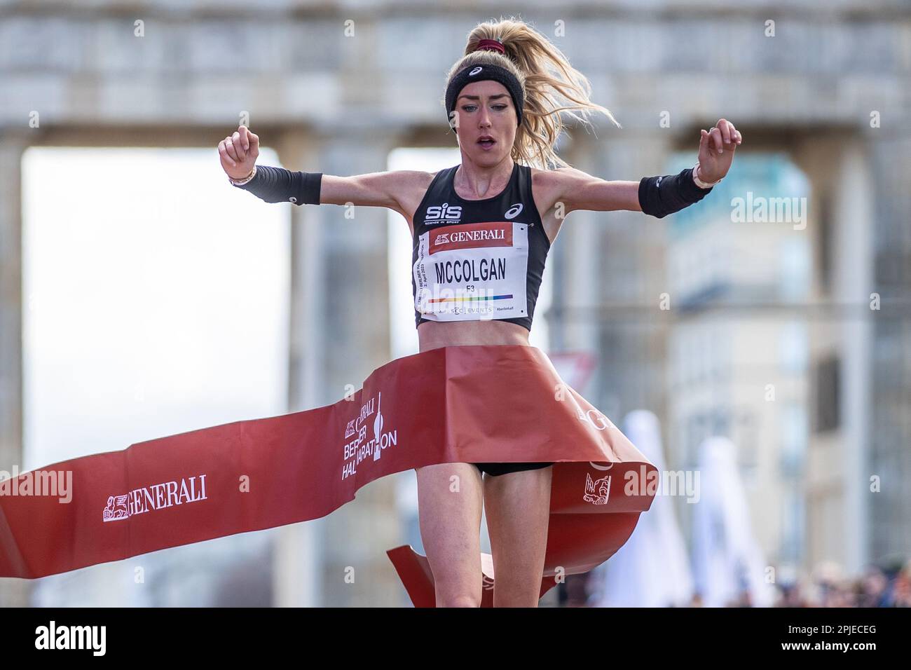 Berlin, Allemagne. 02nd avril 2023. Athlétisme : semi-marathon. Eilish McColgan, de Grande-Bretagne, traverse la ligne d'arrivée. Credit: Andreas Gora/dpa/Alay Live News Banque D'Images