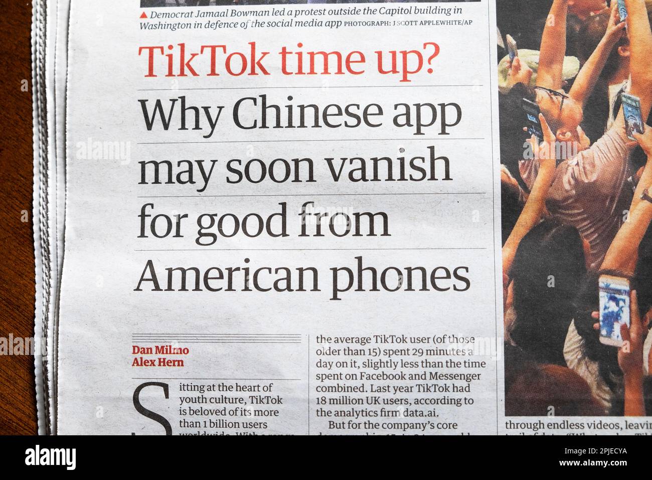 'TikTok Time UP? Pourquoi l'application chinoise pourrait bientôt disparaître pour de bon grâce au titre du journal American Phoness' Guardian, article chinois sur les réseaux sociaux américains, article 2023 Royaume-Uni Banque D'Images