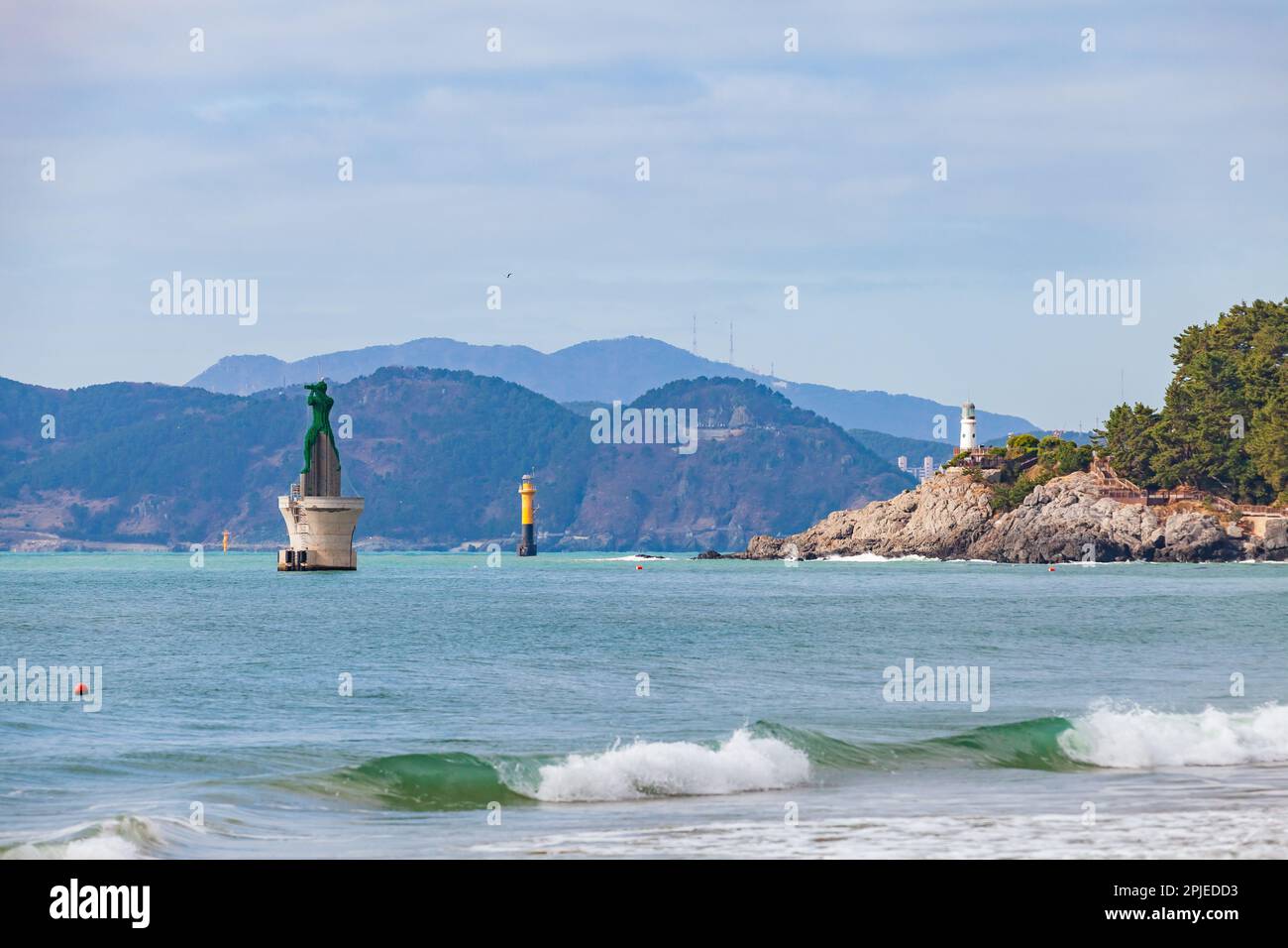 Paysage de plage de Haeundae avec la promenade côtière de l'île Dongbaek. Parc Dongbaek de Busan, Corée du Sud Banque D'Images