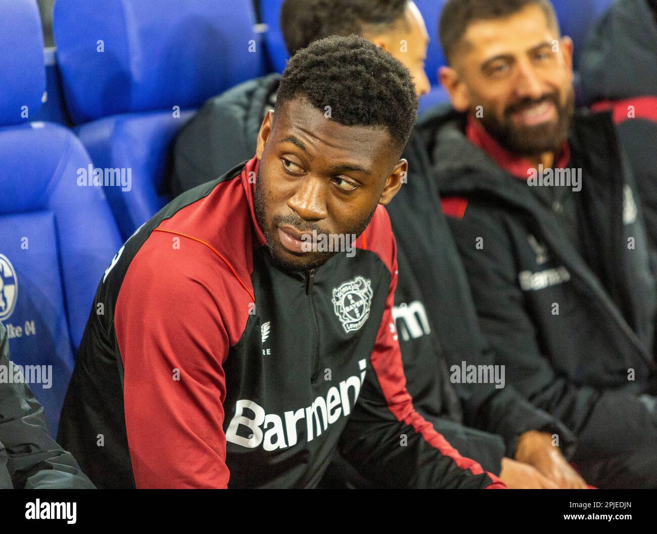 Sports, football, Bundesliga, 2022/2023, FC Schalke 04 contre Bayer 04 Leverkusen 0-3, Veltins Arena Gelsenkirchen, joueur de stand-by sur le banc, Evans Timothy Fosu-Mensah (Bayer), LA RÉGLEMENTATION DFL INTERDIT TOUTE UTILISATION DE PHOTOGRAPHIES COMME SÉQUENCES D'IMAGES ET/OU QUASI-VIDÉO Banque D'Images