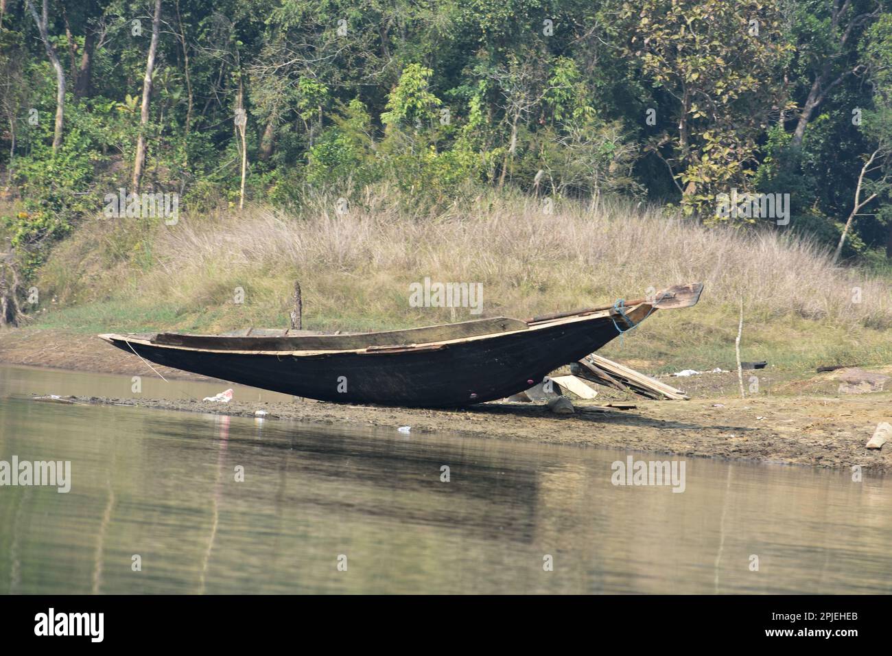 Un bateau en bois dans le lac Dumboor , garé à la rive . Banque D'Images